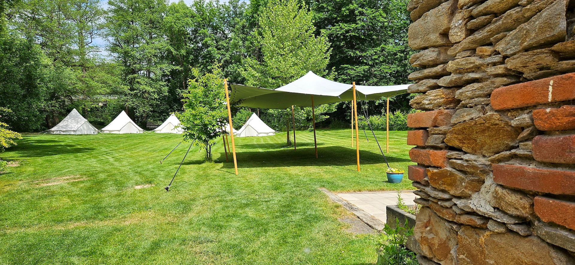 Luxusní stany pro ubytování svatebních hostů