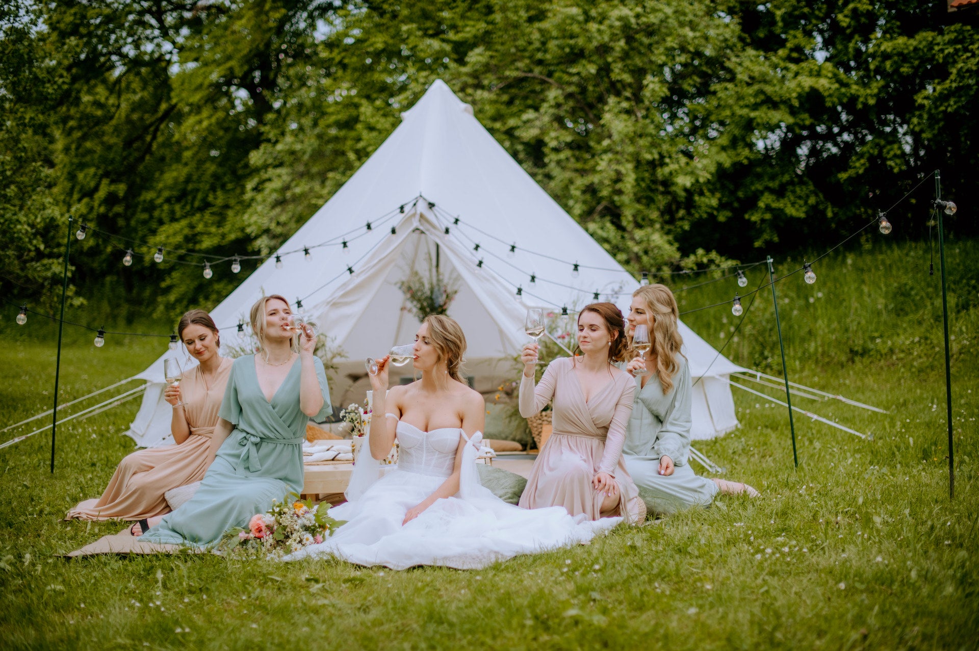 Družičky před glampingovým stanem od firmy Stanový hotel