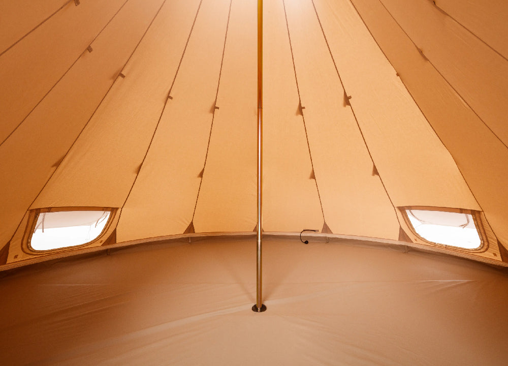 Uvnitř týpí stanu teepee CanvasCamp pro děti a tábory