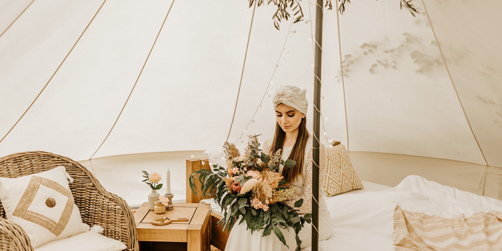 Nevěsta v luxusním glampingovém stanu