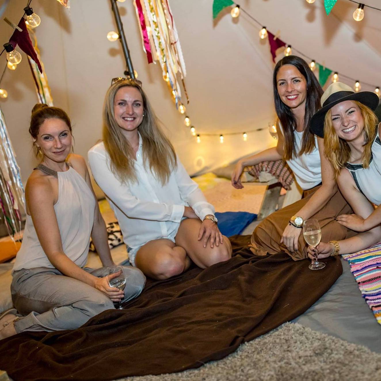 Veselé holky v glampingovém stanu od firmy Stanový hotel